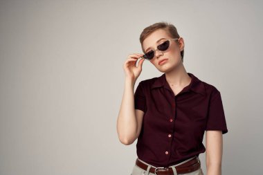 Kırmızı dudak pozu veren güzel bir kadın cazibesi yalıtılmış arka plan