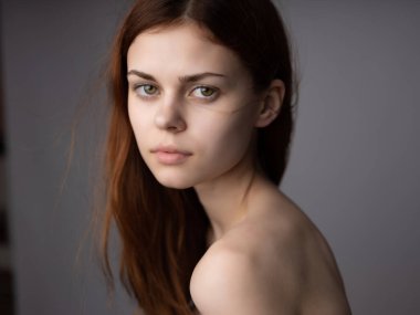 Stüdyoda poz veren çıplak omuzlu kızıl saçlı kadın. Yüksek kalite fotoğraf