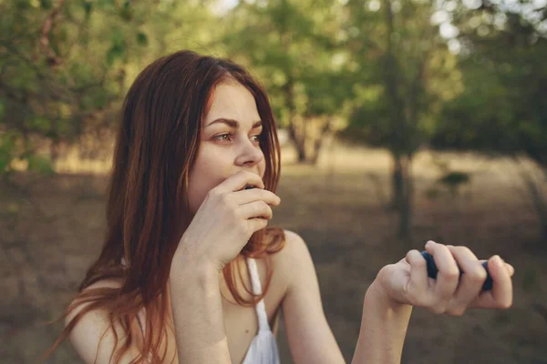 Krásná Žena Přírodní Stromy Létě Procházce Kvalitní Fotografie — Stock fotografie