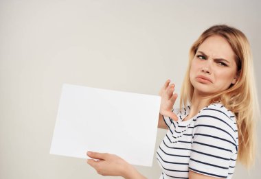 Beyaz bir sayfa kağıt tutan kadın.