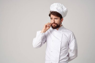 Mutfakta sakallı bir aşçı var. Yüksek kalite fotoğraf