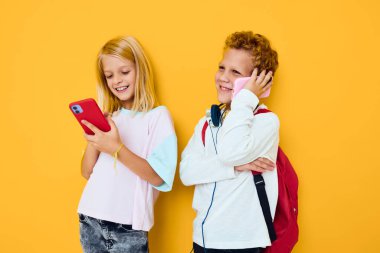 Genç bir erkek ve kız telefon eğlence iletişimine bakıyorlar.