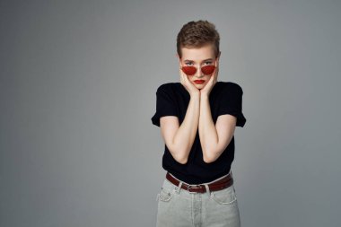 Siyah arka planda güneş gözlüklü kısa saçlı kadın. Yüksek kalite fotoğraf