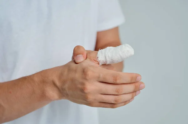 Homem doente lesão na mão tratamento problemas de saúde fundo isolado — Fotografia de Stock