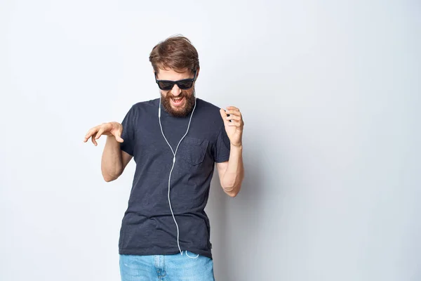 Χαρούμενος Άνθρωπος Ακουστικά Ελαφρύ Φόντο Υψηλής Ποιότητας Φωτογραφία — Φωτογραφία Αρχείου