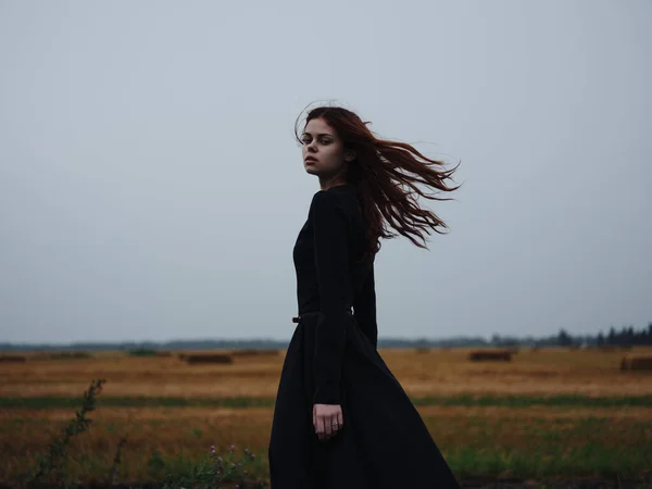 Femme Robe Noire Extérieur Marchant — Photo