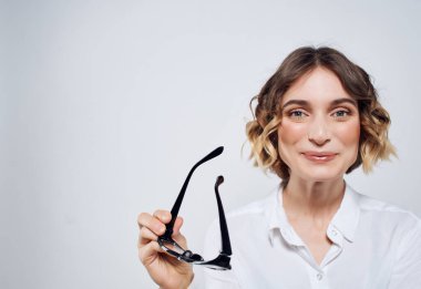 Beyaz gömlekli bir iş kadını. Sekreter çalışıyor.