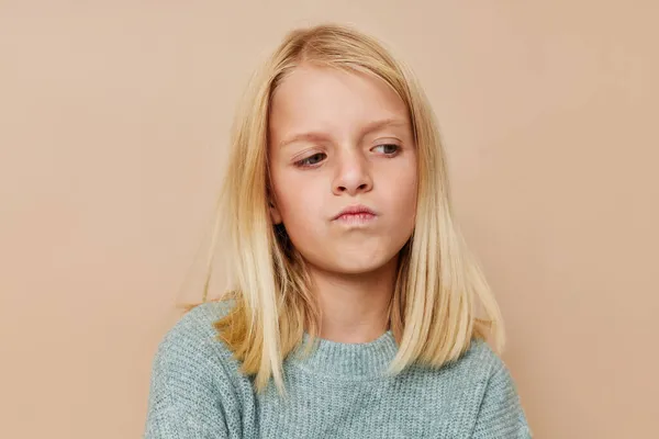 스웨터 를 입고 있는 아름다운 어린 소녀, 볼품없는 모습 — 스톡 사진