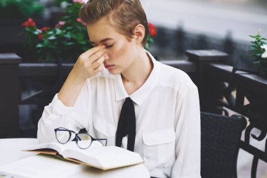 Kısa saçlı kadın şehir dışında dinleniyor. Hayat tarzında geziniyor.