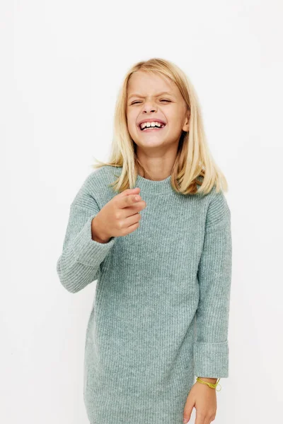 Emotionell flicka fashionabla baby kläder barn livsstil koncept — Stockfoto