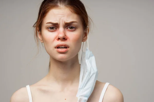 Roodharige Vrouw Wit Shirt Met Een Masker Lichte Achtergrond Hoge — Stockfoto