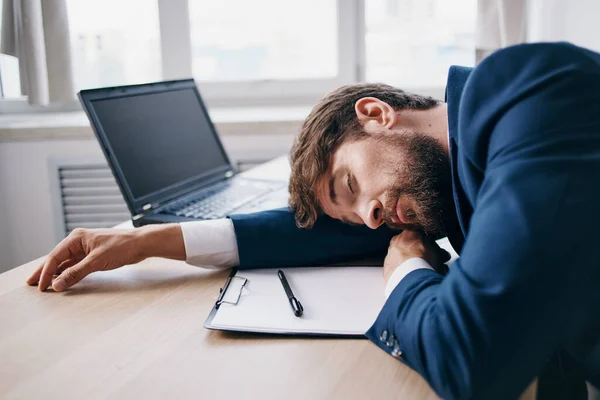 Empresários que trabalham para um laptop no escritório emoções internet profissional — Fotografia de Stock