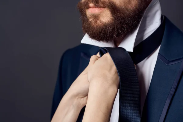 Homem de terno gravata estilo elegante fundo escuro — Fotografia de Stock