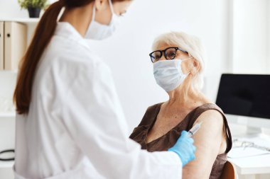 Kadın doktor şırınga enjeksiyonu aşı pasaport hastane tedavisi
