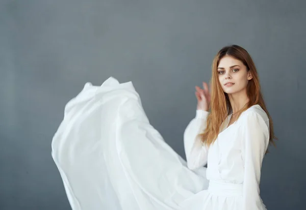 Mulher Vestido Branco Posando Foto Alta Qualidade — Fotografia de Stock