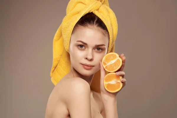Mulher Bonita Com Ombros Nus Com Frutas — Fotografia de Stock
