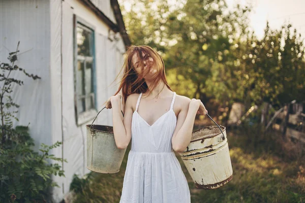 Bella Donna Che Lavora Nel Villaggio Con Secchi — Foto Stock