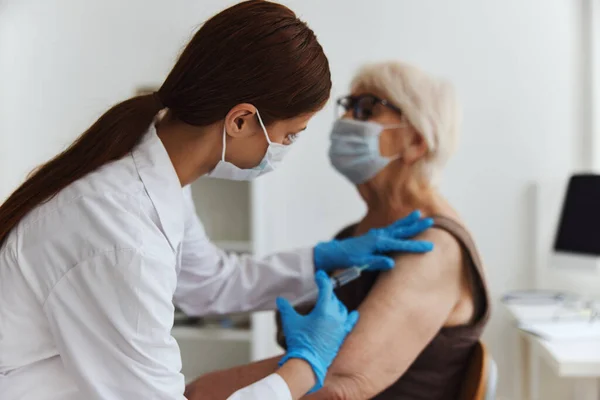 Patient- och läkarvaccinering — Stockfoto