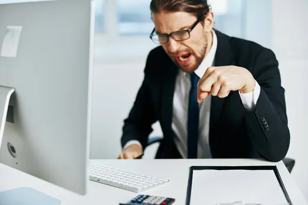 Affärsman i kostym kontorsarbete telefon teknik — Stockfoto