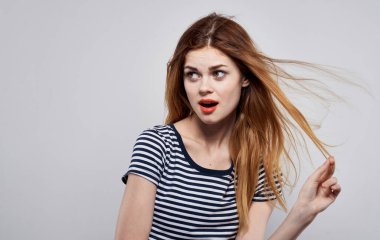 Soyutlanmış arka planda poz veren neşeli bir kadın. Yüksek kalite fotoğraf