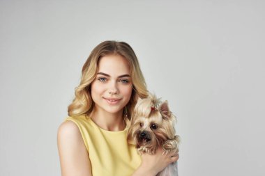 Stüdyoda poz veren sarı elbiseli bir sarışın. Yüksek kalite fotoğraf