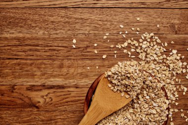 Tahıllar torba içinde mutfak ürünleri ahşap arka plan