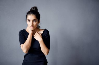 Siyah elbiseli güzel bir kadın lüks moda koyu bir geçmişi var.