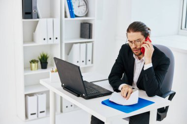 İş adamı belgeleri ofis dizüstü bilgisayarında çalışıyor