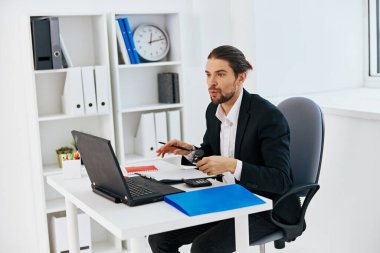 İş adamı belgeleri ofis dizüstü bilgisayarı yöneticisi