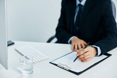 Gözlüklü, kendine güveni tam bir ofis çalışanı.