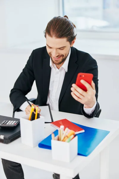 Kontorsarbetare vid skrivbordet dokument kommunikation av telefon chef — Stockfoto