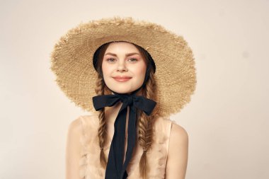 Hasır şapkalı güzel bir kadın. Lüks moda çekici görünüyor.