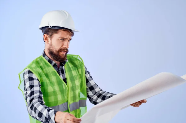 Мужчина строитель в чертежах белого шлема Профессиональный изолированный фон — стоковое фото