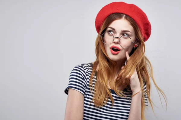 Hermosa mujer con gafas posando moda atractiva mirada pendientes rojos joyería verano — Foto de Stock