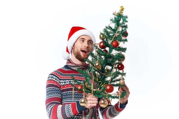 Emotionaler Mann in Neujahrskleidung posiert im Weihnachtsatelier — Stockfoto