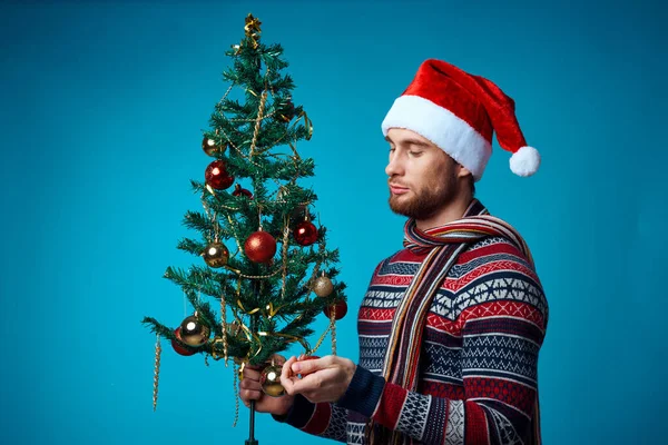 Noel Baba şapkalı neşeli adam elinde bir bayram stüdyosu poz veriyor. — Stok fotoğraf
