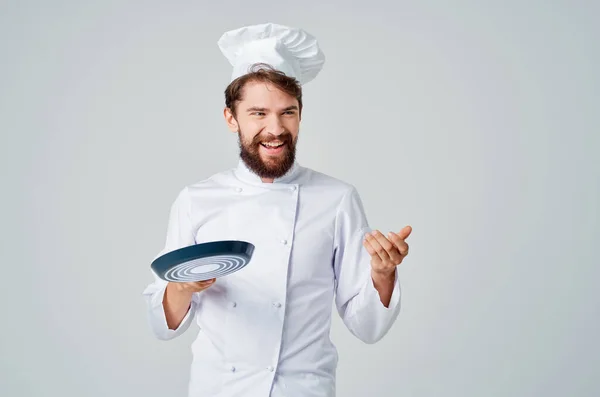 Homem barbudo chef com uma frigideira na indústria culinária mão — Fotografia de Stock