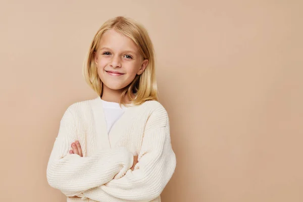 Gelukkig kind in een trui, grimmige poseren studio — Stockfoto