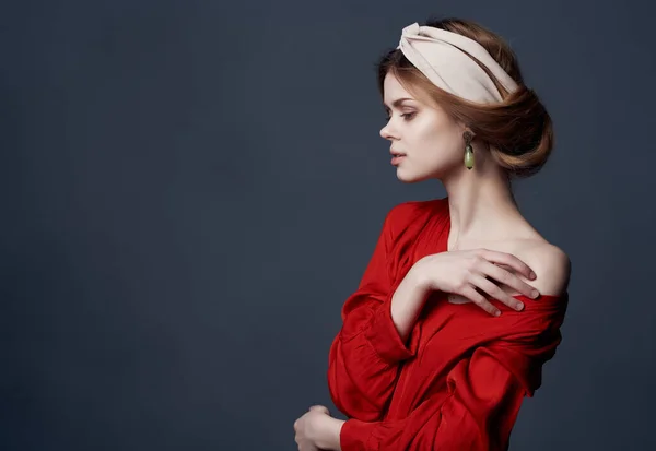Mulher bonita com headband decoração vestido vermelho luxo fundo escuro — Fotografia de Stock