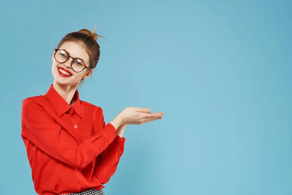 Vrouw in rood shirt en bril gebaren met de handen van professionals werk secretaresse — Stockfoto