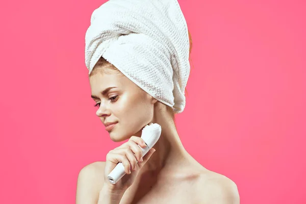Жінка з рушником на голові голі плечі масаж медична косметика — стокове фото