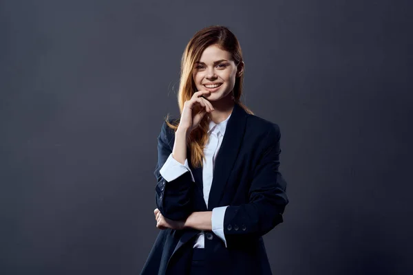 Businesswoman výkonná kancelář tmavé pozadí — Stock fotografie