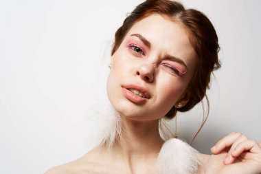 Çıplak omuzlu güzel kadın mücevher pozu veriyor.