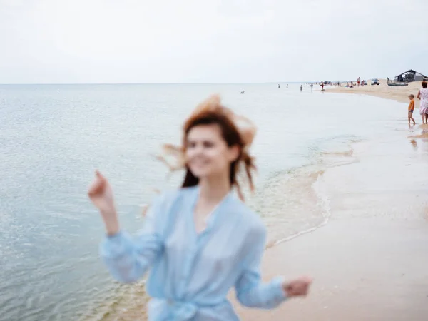 ドレス自然ビーチの砂の散歩休暇の女性 — ストック写真