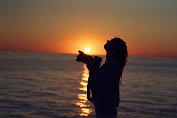 야외에서 일몰을 맞이하는 여성 사진 작가 신선 한 공기 풍경 — 스톡 사진
