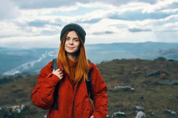 Veselá žena pěší turistka v horách aktivní dovolená cestování — Stock fotografie
