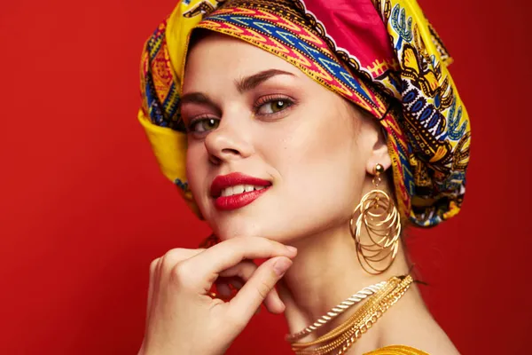 Donna allegra multicolore scialle etnicità stile africano sfondo isolato — Foto Stock