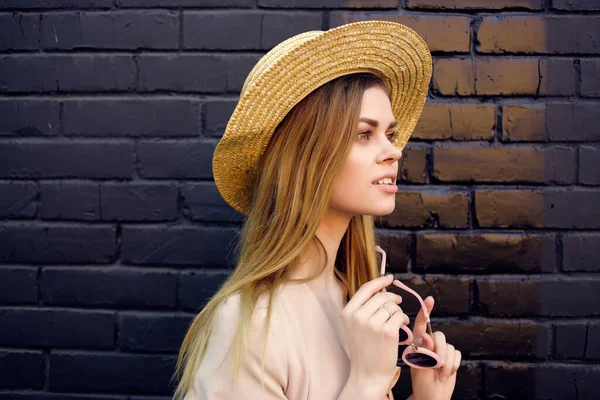 Beautiful woman outdoor walk fashion summer black brick wall — Stock Photo, Image