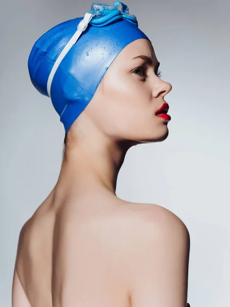 戴护目镜和泳帽的妇女运动健美生活方式池 — 图库照片