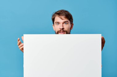 duygusal adam beyaz afiş reklamı sunuyor sunum mavi arkaplan